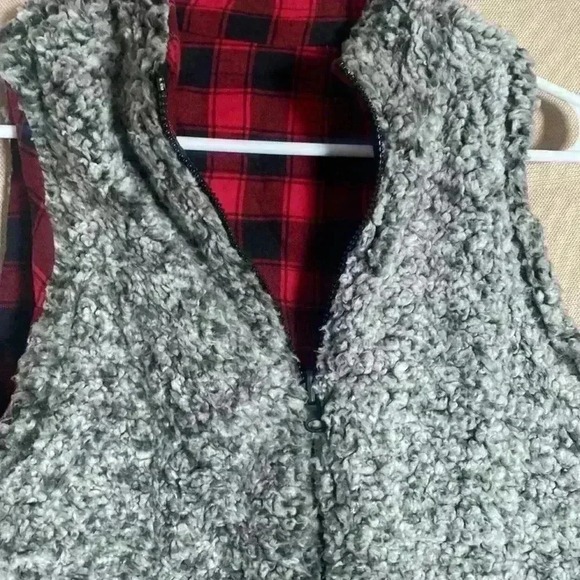Maurice’s cozy Reversible Buffalo plaid vest size Medium. - Picture 4 of 4